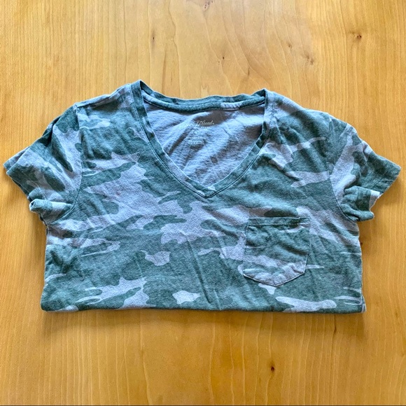 ✨ Universal Thread Camo V Neck Pocket Tee - XS - Picture 2 of 7